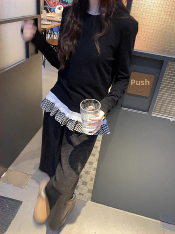 Μπλούζα από μείγμα καθαρού βαμβακιού και γερμανικού βελούδου, ρομαντικός δαντελένιος φινιρισμός με βολάν, μακριά μανίκια, στρογγυλός λαιμός