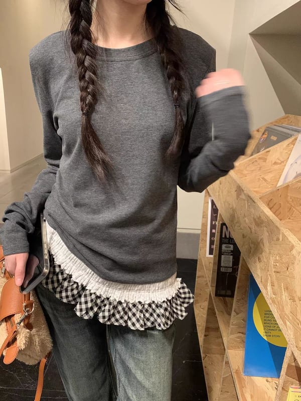 Μπλούζα από μείγμα καθαρού βαμβακιού και γερμανικού βελούδου, ρομαντικός δαντελένιος φινιρισμός με βολάν, μακριά μανίκια, στρογγυλός λαιμός