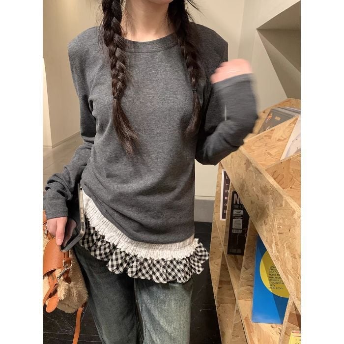 Μπλούζα από μείγμα καθαρού βαμβακιού και γερμανικού βελούδου, ρομαντικός δαντελένιος φινιρισμός με βολάν, μακριά μανίκια, στρογγυλός λαιμός