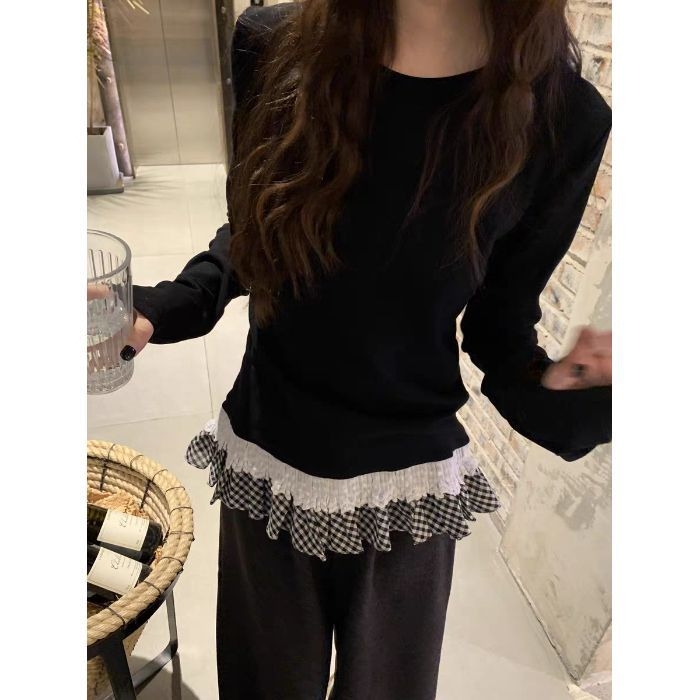 Μπλούζα από μείγμα καθαρού βαμβακιού και γερμανικού βελούδου, ρομαντικός δαντελένιος φινιρισμός με βολάν, μακριά μανίκια, στρογγυλός λαιμός