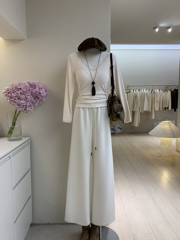 Μπλούζα T‑shirt με δαντέλα, V λαιμό, μακριά μανίκια, ραγκλάν γραμμή, εφαρμοστό, ακρυλικές ίνες