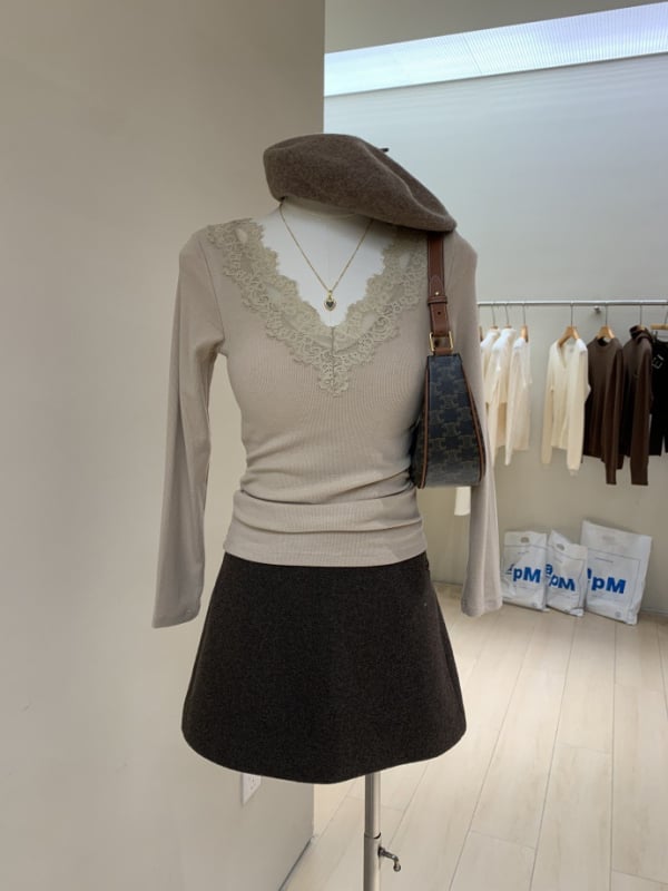 Μπλούζα T‑shirt με δαντέλα, V λαιμό, μακριά μανίκια, ραγκλάν γραμμή, εφαρμοστό, ακρυλικές ίνες