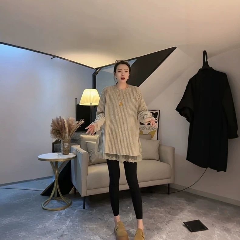 Majica T‑shirt s čipkastim umetkom, oversize kroj, dugi rukav, okrugli izrez, srednja duljina, poliester smjesa