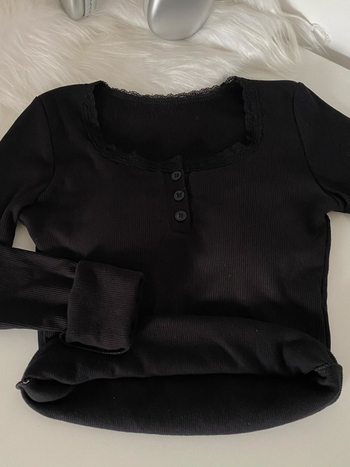 Μπλουζάκι με δαντελένια λεπτομέρεια, επένδυση φλίς, παχιά ύφανση, στρογγυλός λαιμός, μακριά μανίκια