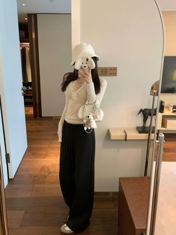 Lyocell πλεκτό T-shirt με δαντελένια άκρη τύπου eyelash, V-λαιμό, μακριά μανίκια, στενή γραμμή