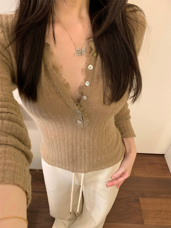 Lyocell πλεκτό T-shirt με δαντελένια άκρη τύπου eyelash, V-λαιμό, μακριά μανίκια, στενή γραμμή