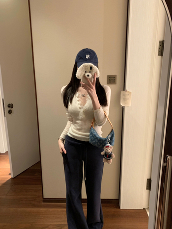 Lyocell πλεκτό T-shirt με δαντελένια άκρη τύπου eyelash, V-λαιμό, μακριά μανίκια, στενή γραμμή