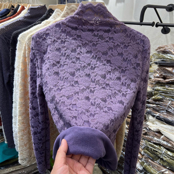 Γυναικείο τοπ με φλίς επένδυση, μακριά μανίκια, γιακά mock neck, φλοκ δαντέλα, νάιλον ύφασμα