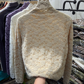 Γυναικείο τοπ με φλίς επένδυση, μακριά μανίκια, γιακά mock neck, φλοκ δαντέλα, νάιλον ύφασμα