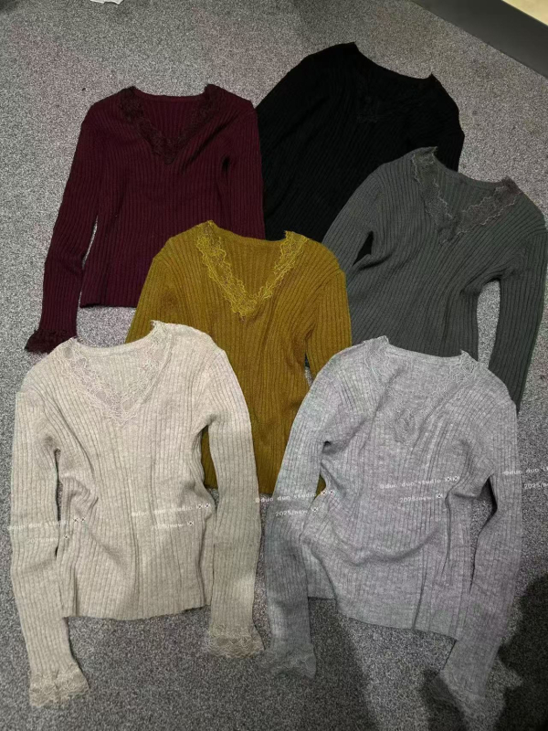 Pleteni top od akrila s čipkastim umetkom, kapuljača, uski kroj, okrugli izrez