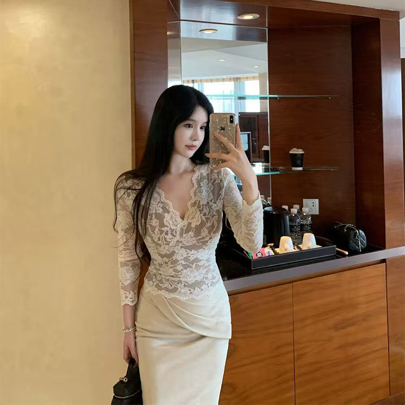 Pamukasti čipkasti top s V-izrezom, dugi rukavi, uski kroj, elegantan gradski stil