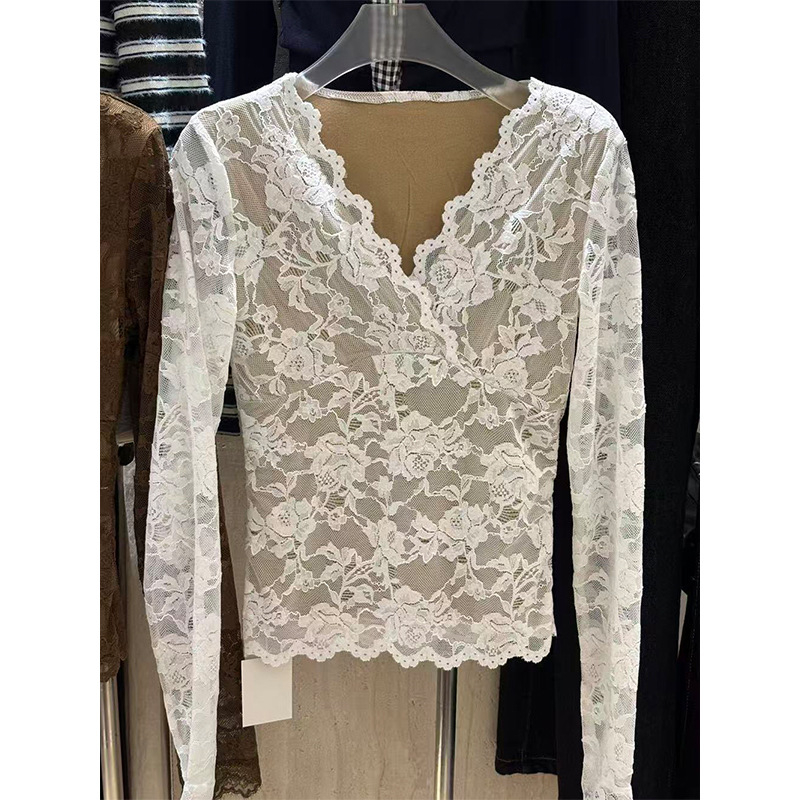 Pamukasti čipkasti top s V-izrezom, dugi rukavi, uski kroj, elegantan gradski stil