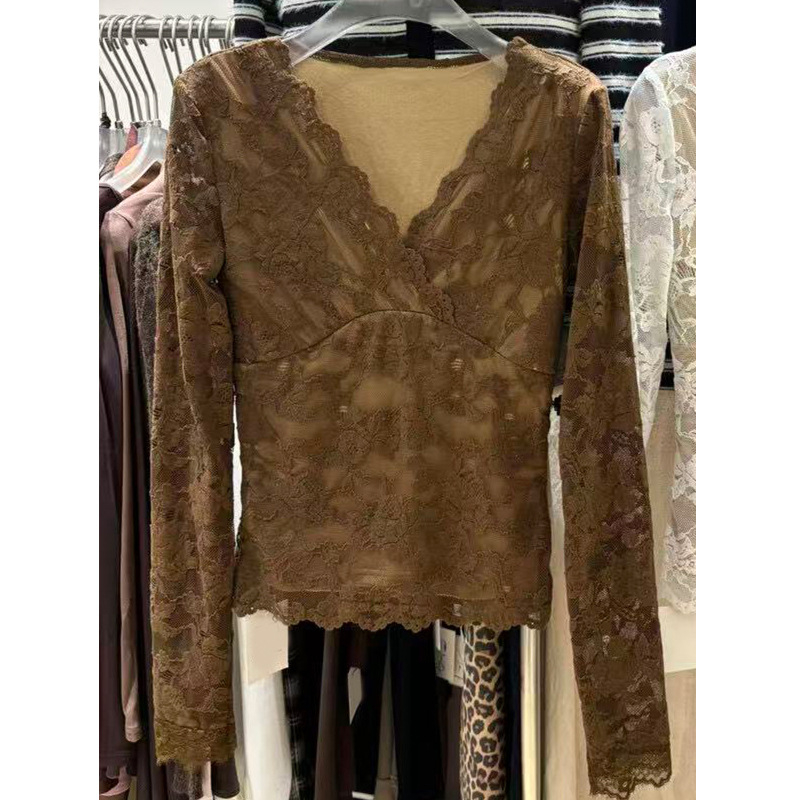 Pamukasti čipkasti top s V-izrezom, dugi rukavi, uski kroj, elegantan gradski stil