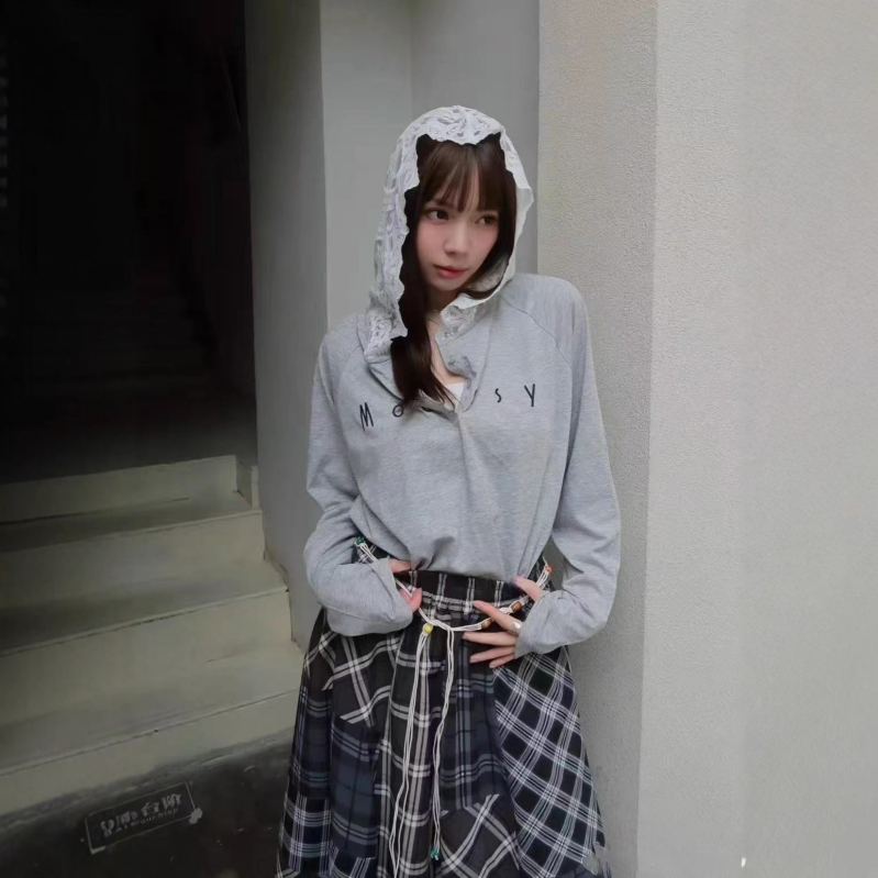 Pleteni pulover s čipkom i izšivanjem, dugi rukavi, kapuljača, opušten kroj, pamuk tkanina, jesen 2025, japansko-korejski casual stil
