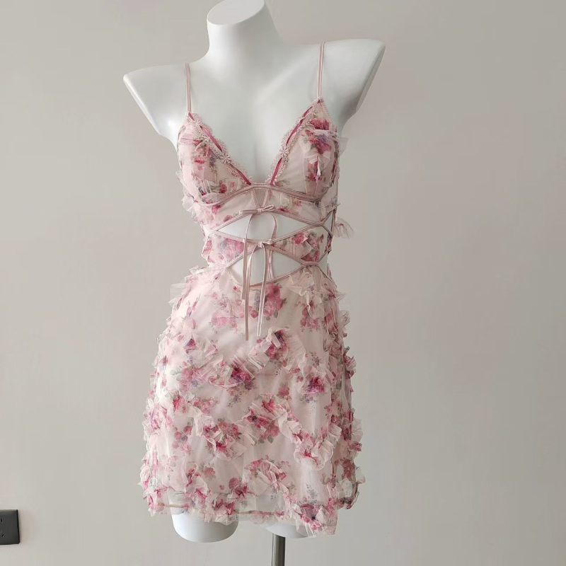 Rochie de noapte din plasă, în stil cardigan, cu dantelă florală reliefată și detalii decupate, poliester 80–90%, greutate țesătură 181–200 g/m², primăvara 2025
