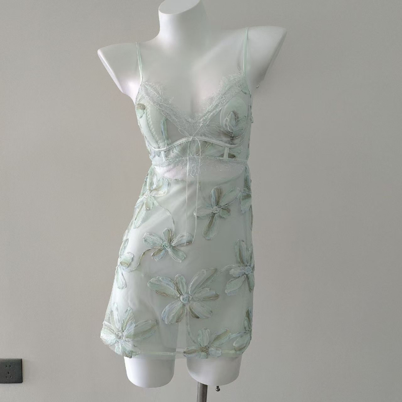 Rochie de noapte din plasă, în stil cardigan, cu dantelă florală reliefată și detalii decupate, poliester 80–90%, greutate țesătură 181–200 g/m², primăvara 2025