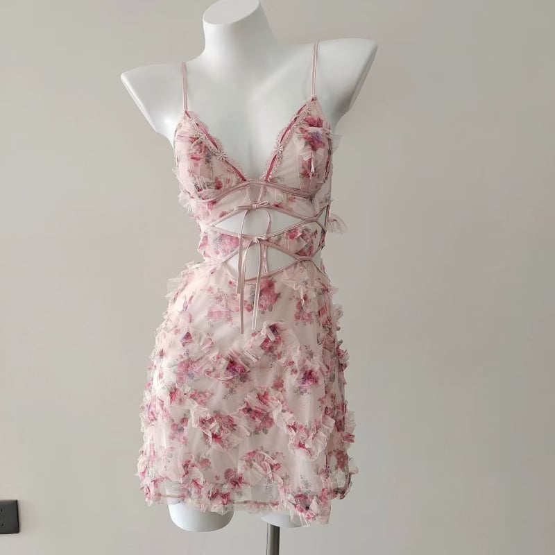 Rochie de noapte din plasă, în stil cardigan, cu dantelă florală reliefată și detalii decupate, poliester 80–90%, greutate țesătură 181–200 g/m², primăvara 2025