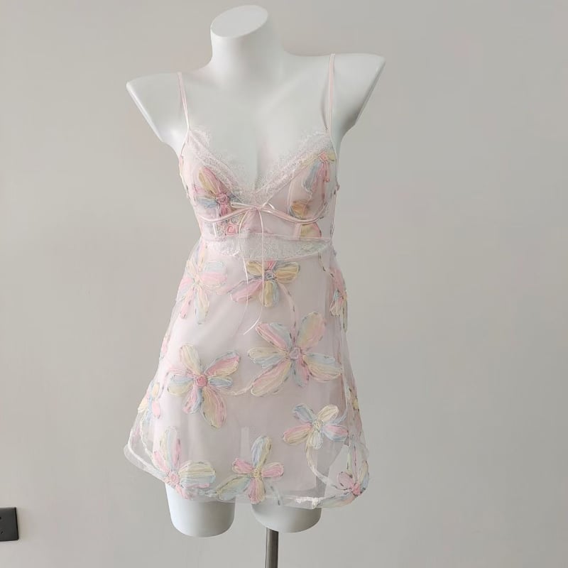 Rochie de noapte din plasă, în stil cardigan, cu dantelă florală reliefată și detalii decupate, poliester 80–90%, greutate țesătură 181–200 g/m², primăvara 2025