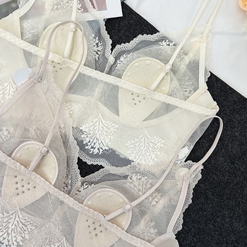 Krūšturis ar trušiem ausu formu kausiem, bez muguras, mežģīņu apdare, komfortabls, aizsienamās plecu siksnas