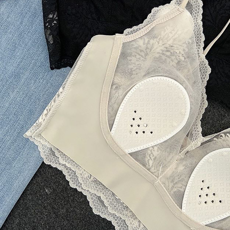 Krūšturis ar trušiem ausu formu kausiem, bez muguras, mežģīņu apdare, komfortabls, aizsienamās plecu siksnas