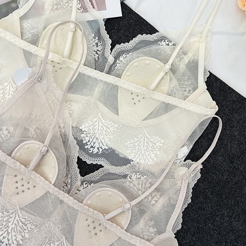 Krūšturis ar trušiem ausu formu kausiem, bez muguras, mežģīņu apdare, komfortabls, aizsienamās plecu siksnas