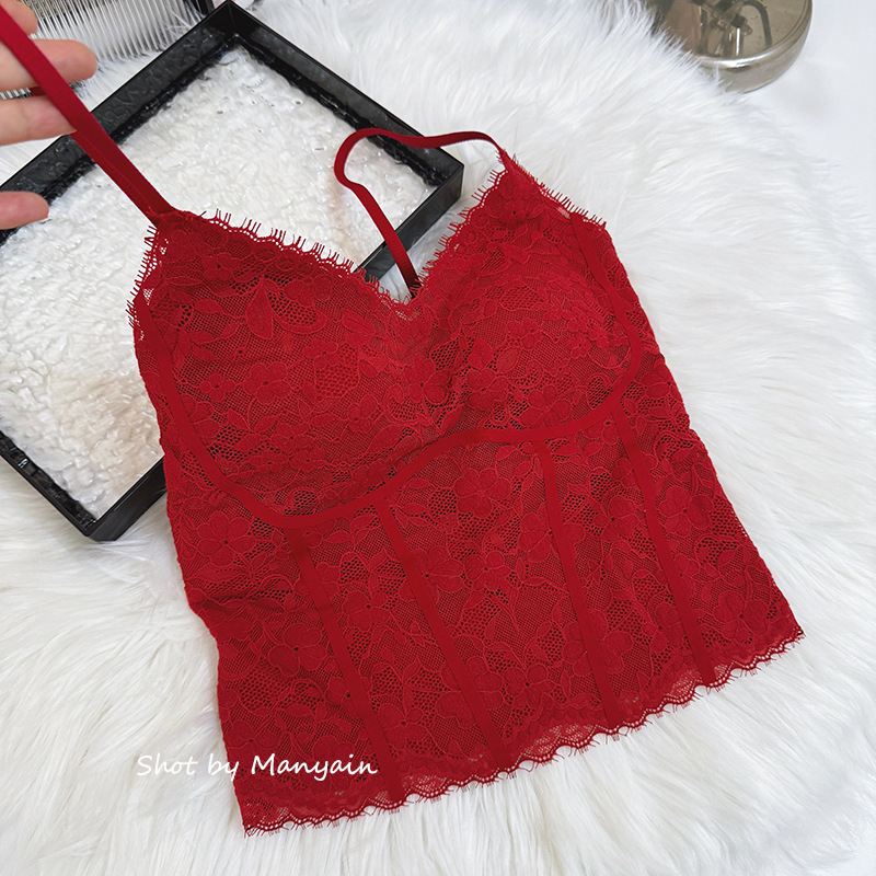 Дантелена камизола с 3/4 чашки, тънки вградени подплънки, основна материя найлон 70–80%, подплата спандекс, фиксирани презрамки, тънък силует