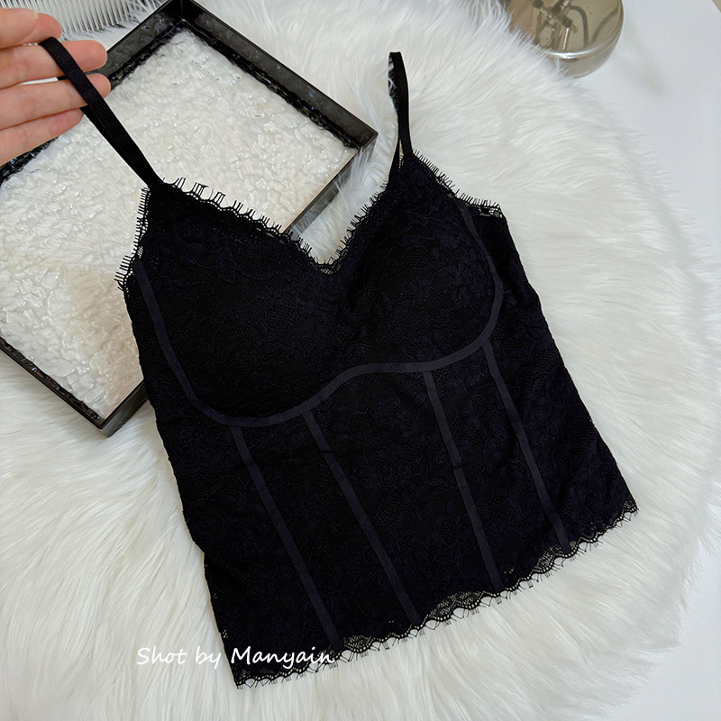 Дантелена камизола с 3/4 чашки, тънки вградени подплънки, основна материя найлон 70–80%, подплата спандекс, фиксирани презрамки, тънък силует