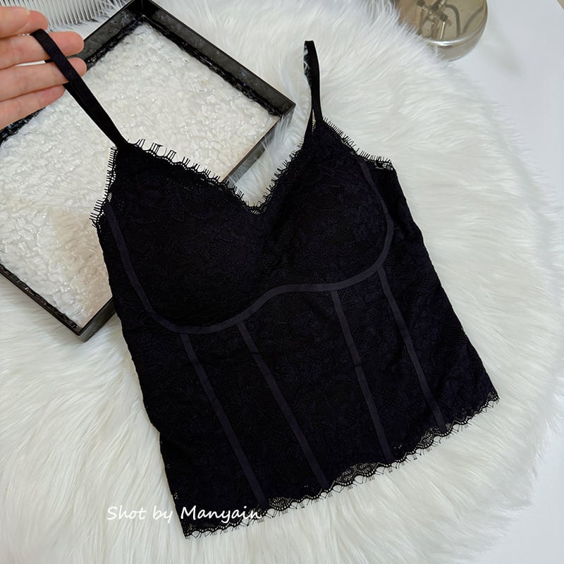 Дантелена камизола с 3/4 чашки, тънки вградени подплънки, основна материя найлон 70–80%, подплата спандекс, фиксирани презрамки, тънък силует