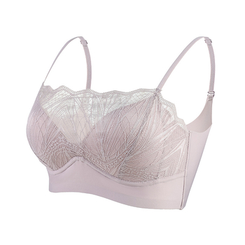 Mežģīnains krūšturis ar trijstūra formu krūšām, plānas veidotas kausus, galvenais audums: neilons, pildījums: spandekss