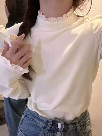 Zebina ženska majica s čipkastim ukrasima i polovično visokom ovratnikom, dugi rukavi, geometrijski uzorak, poliester 90–95%, jesen 2025