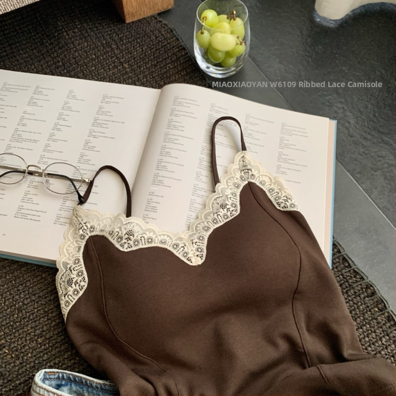 Kokvilnas veste ar 3/4 krūšu kausiem, plāni formēti kausi, mežģīņu iekšējā oderē, elpojoša atbalsta