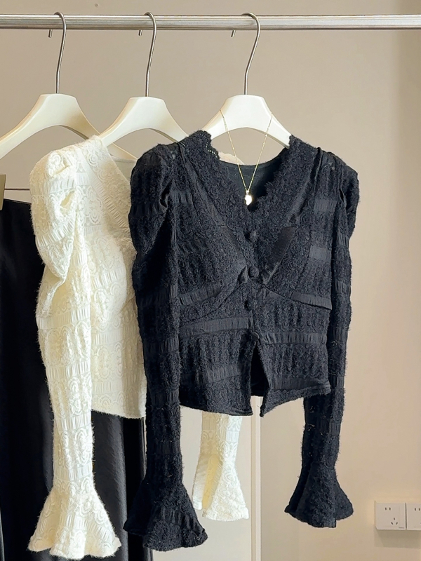 Sievietēm bāzes tops ar V-izgriezumu, mežģīnām un flīsa oderi, garās piedurknes