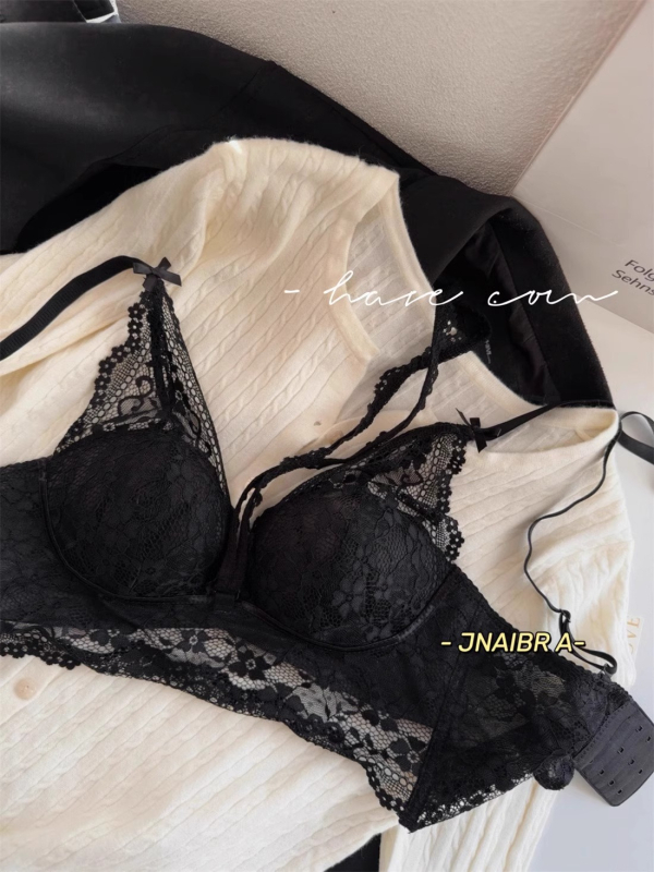 Mežģīņots halter krūšturis, kausi plāni augšā un biezāki apakšā, aizmugurē trīs sprādžu kārtas, noņemamās siksniņas, neilona mežģīne ar spandex pamatni