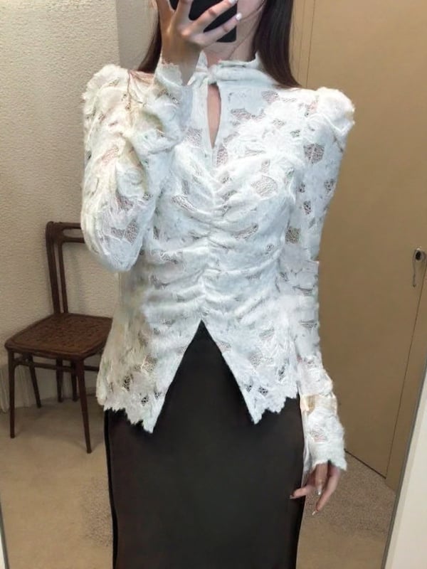 Mežģīņu tops ar pusaugstu apkakli, garām piedurknēm, poliesters, vienkrāsains