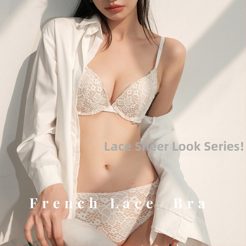 Bez plecu siksnas mežģīņu krūšturis ar trijstūrveida kausiem, plānas formas kausi, galvenais audums: neilons, pamatā odere: modal, viengabala dizains