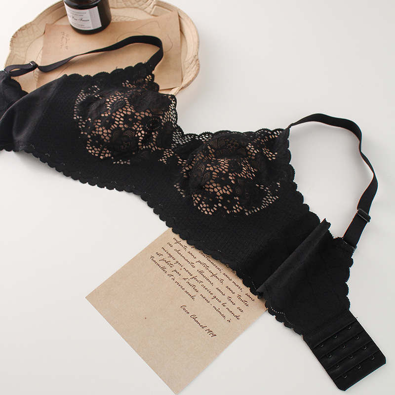 Bez plecu siksnas mežģīņu krūšturis ar trijstūrveida kausiem, plānas formas kausi, galvenais audums: neilons, pamatā odere: modal, viengabala dizains