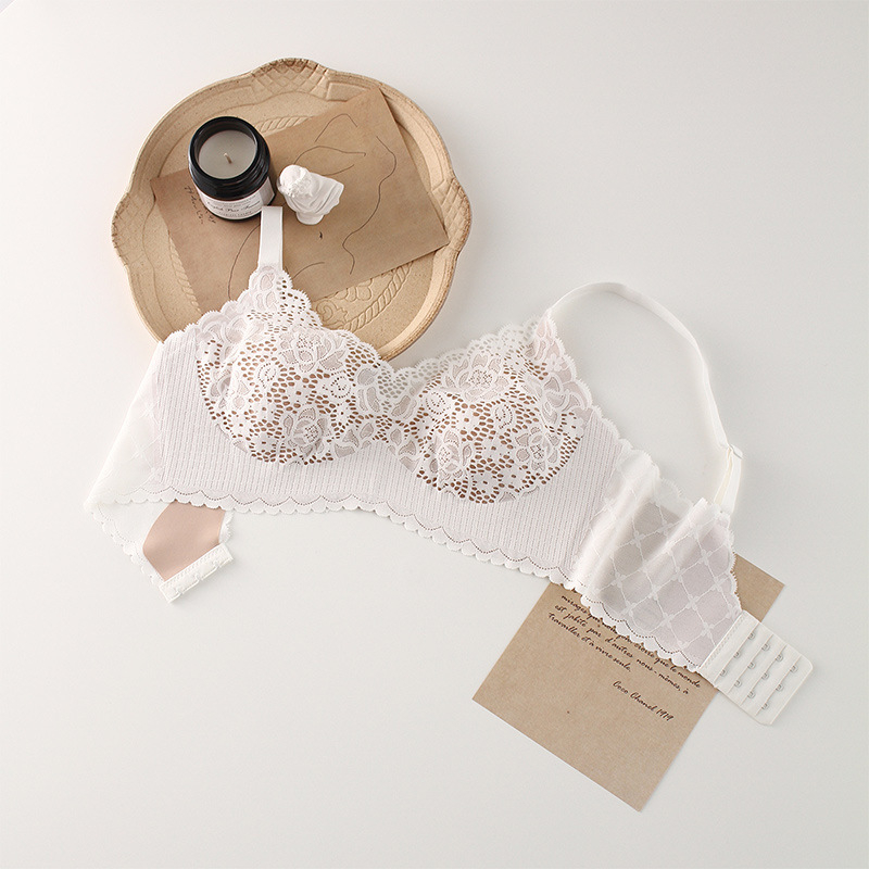 Bez plecu siksnas mežģīņu krūšturis ar trijstūrveida kausiem, plānas formas kausi, galvenais audums: neilons, pamatā odere: modal, viengabala dizains