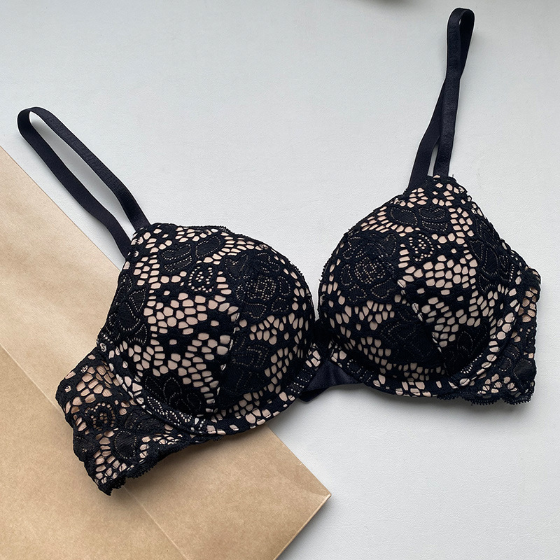 Bez plecu siksnas mežģīņu krūšturis ar trijstūrveida kausiem, plānas formas kausi, galvenais audums: neilons, pamatā odere: modal, viengabala dizains