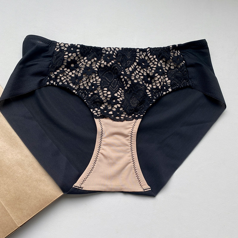 Bez plecu siksnas mežģīņu krūšturis ar trijstūrveida kausiem, plānas formas kausi, galvenais audums: neilons, pamatā odere: modal, viengabala dizains