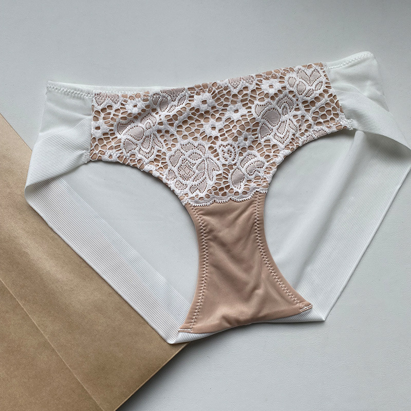 Bez plecu siksnas mežģīņu krūšturis ar trijstūrveida kausiem, plānas formas kausi, galvenais audums: neilons, pamatā odere: modal, viengabala dizains