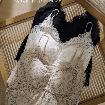 Mežģīņu piekārts intīmi apakšveļai ar 3/4 krūšu kausiem, plāniem formētajiem latex krūšu kausiem, stiprām dubultām siksnām, elpojoša aizmugure