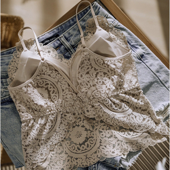 Mežģīņu piekārts intīmi apakšveļai ar 3/4 krūšu kausiem, plāniem formētajiem latex krūšu kausiem, stiprām dubultām siksnām, elpojoša aizmugure