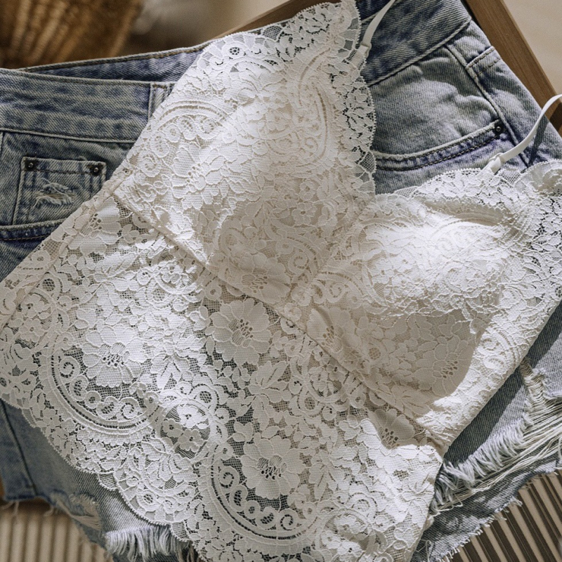 Mežģīņu piekārts intīmi apakšveļai ar 3/4 krūšu kausiem, plāniem formētajiem latex krūšu kausiem, stiprām dubultām siksnām, elpojoša aizmugure