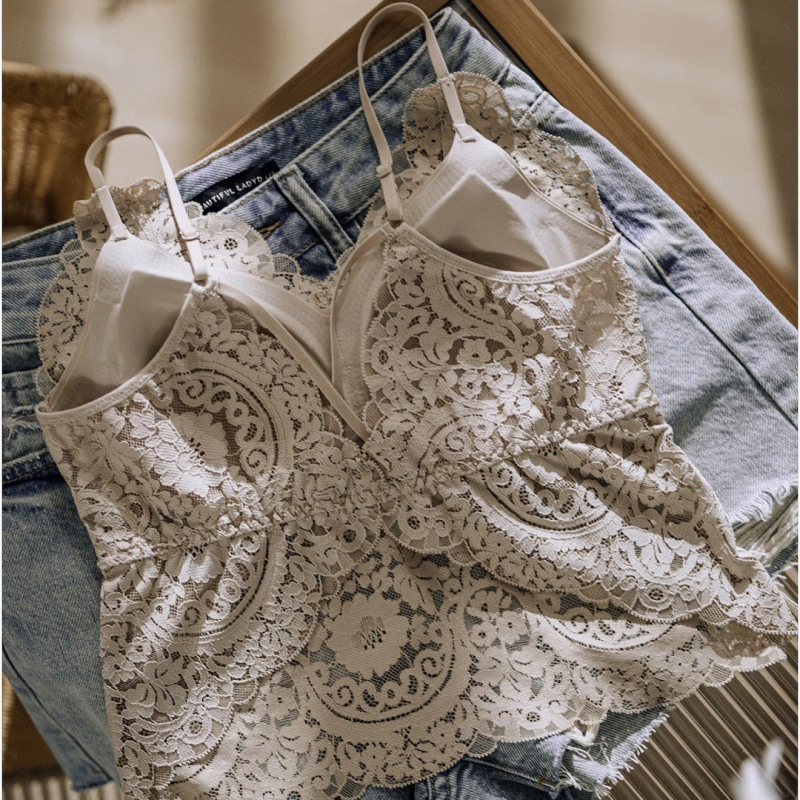 Mežģīņu piekārts intīmi apakšveļai ar 3/4 krūšu kausiem, plāniem formētajiem latex krūšu kausiem, stiprām dubultām siksnām, elpojoša aizmugure