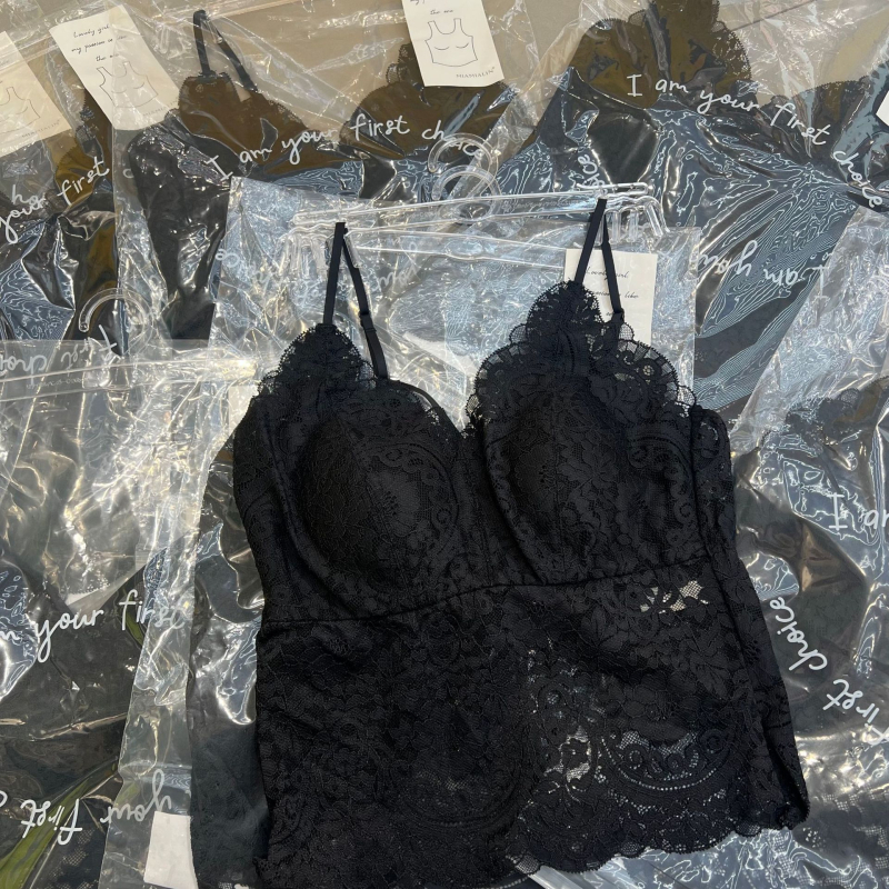 Mežģīņu piekārts intīmi apakšveļai ar 3/4 krūšu kausiem, plāniem formētajiem latex krūšu kausiem, stiprām dubultām siksnām, elpojoša aizmugure