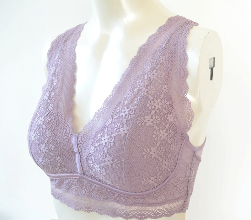 Bezvadu krūšturis no mežģīnes un neilona, pilns kauss ar plānu formētu iekšējo, fiksētās dubultās siksnas, kokvilnas oderde, elpojošs muguras dizains