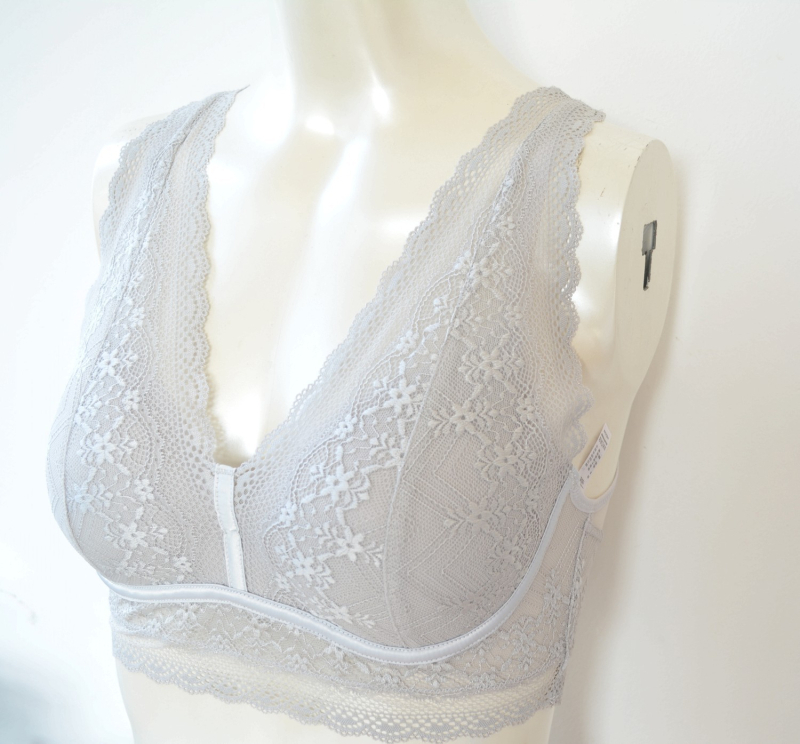 Bezvadu krūšturis no mežģīnes un neilona, pilns kauss ar plānu formētu iekšējo, fiksētās dubultās siksnas, kokvilnas oderde, elpojošs muguras dizains