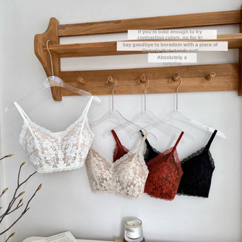 Бра с дантела, френски стил дълбок V, триъгълна чашка, безшевна, задни катарами с три реда