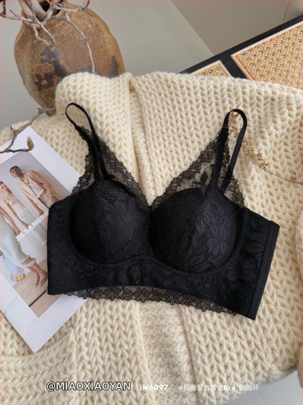 Бра с дантела, френски стил дълбок V, триъгълна чашка, безшевна, задни катарами с три реда