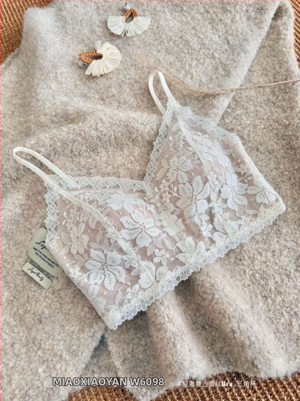 Бра с дантела, френски стил дълбок V, триъгълна чашка, безшевна, задни катарами с три реда